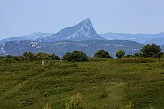 Le pic Saint-Loup vu de Calvisson.