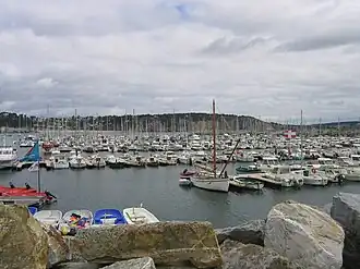 Port de plaisance de Morgat, dans l'anse de Morgat, au fond de la baie de Douarnenez.