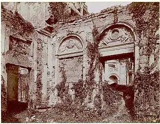 Vue du grand salon du château, sculptures de la fin du XVIIe&nbsp;siècle.