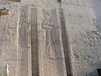 Représentation d'Horus sur le pylône droit.
