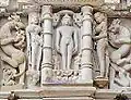 Tirthankara flanqué de surasundaris et de vyalas.