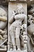 Surasundari se maquillant.