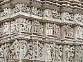 Bandeaux sculptés de la façade.