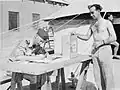 Soldat britannique en poste en Afrique du nord votant lors des élections de 1945.