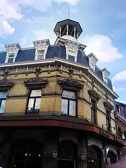 Façade du café "Le Belvédère" sur la place de Jemappes.