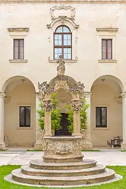 La cour.