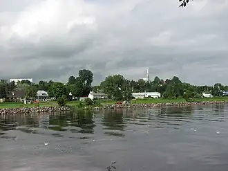 Leclercville vu de l'autre rive de la rivière du Chêne
