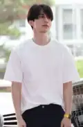 Lee Dong-wook campe le personnage masculin principal, Seol Gong-chan.