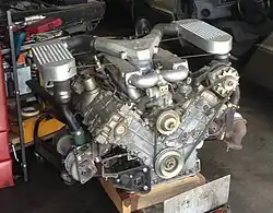 Photo d'un moteur modifié posé sur une palette en bois.