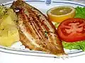 Avec du poisson et des crudités.