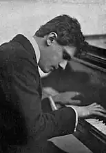 Image en noir et blanc d'un jeune homme jouant du piano