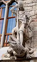 La statue de Saint Georges au-dessus du porche principal.