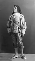 Leonid Sobinov dans le rôle d'Alfredo Germont au Bolchoï en 1899. Les représentations sont alors données dans des décors et des costumes « Richelieu »