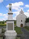 Église et monument aux morts.