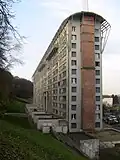 Le bâtiment numéro un (au fond)