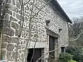 Probable réemploi d'un élément de l'abbaye dans une bâtisse agricole du village des Barrys, à 200&nbsp;m des vestiges.