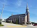 Église des Escoumins vue de profil, située sur le coteau.