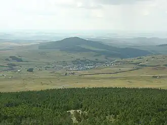 Vue sur le rocher Tourte depuis le mont Mézenc.