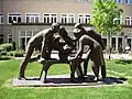 Les Générations, grandiose sculpture de l'artiste, au Manoir Les générations de Rimouski