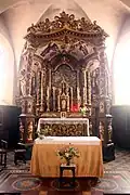 Le maître-autel et le ciborium.