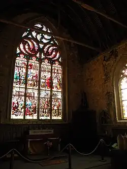 Intérieur de la chapelle, vitraux aux écussons de France et de Montmorency-Laval.
