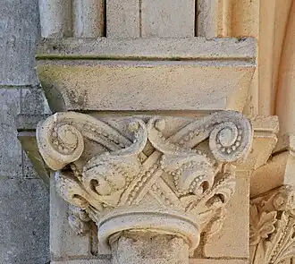 Chapiteau (XIXe&nbsp;siècle), porche de l'église.