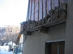 Les bouses ou bois de vache en train de sécher, aux Granges