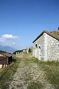 Les dessus du casernement et ses traverses-abris.