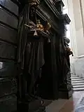 Les génies funèbres gardant l’entrée monumentale de la crypte du tombeau de Napoléon Ier, vue d’ensemble.