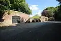Les plates-formes pour les pièces d'artillerie, et les traverses-abris du fort.