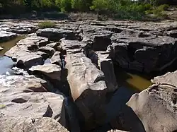 Les roches des cascades de l'Aille, plaine des Maures.