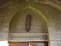 Vierge à l'Enfant au-dessus de la porte d'entrée.