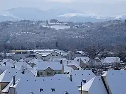Photographie en couleurs de maisons recouvertes de neige.