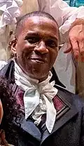 Leslie Odom Jr. interprète Sam.