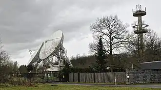 La station terrienne de télécommunications.