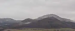 Vue de la ville, des montagnes Doupov et des ruines du château Lestkov.
