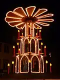 Grande pyramide illuminée sur un marché de Noël dans le Land de Bade-Wurtemberg