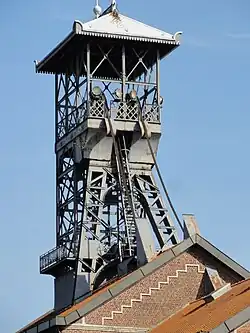 Le chevalement du puits no&nbsp;2, différent du premier.