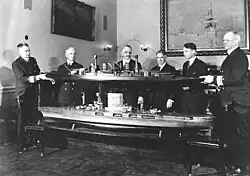 Présentation des maquettes de la conversion prévue des navires en 1922