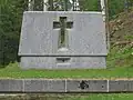 Croix marquant l'emplacement d'une des maisons détruites.