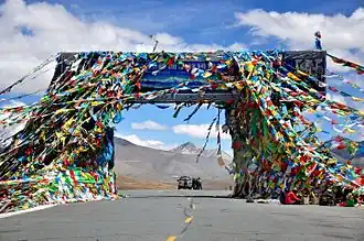 RN G318 : col de Gyatso (aussi connu sous le nom de Lhakpa) (5&nbsp;260&nbsp;m), après Lhatsé.