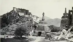 Porte ouest prise en 1904 par un photographe du corps expéditionnaire britannique.