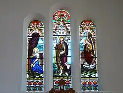 Le triptyque des vitraux du chœur. L'annonciation est représenté sur les vitraux droite et gauche. Au centre, est représenté saint Jean le Baptiste