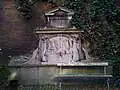 Stèle dans le jardin