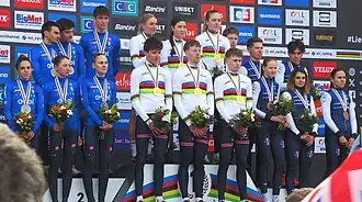 Podium relais mixte.