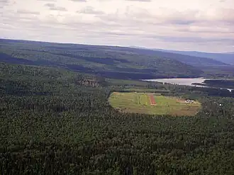 Vue aérienne de la piste d'atterrissage de l'aéroport de Fort Liard en juin 2006
