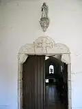 L'accès à la nef est protégé par une deuxième porte.
