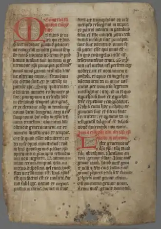 Manuscrit médiéval en deux colonnes, avec deux grandes lettres enluminées au début des sections.