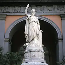 L’Italie avec la couronne de tours et l’étoile