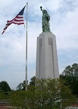 Auguste Bartholdi, La Liberté éclairant le monde, Vestavia Hills, réplique de 11&nbsp;mètres fondue en 1956.